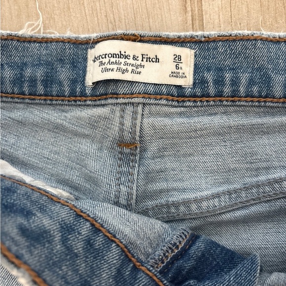 A&F Ultra High Rise Ankle Straight Jeans - Picture 7 of 10